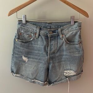 NWOT Levi’s 501 distressed jean shorts Sz 25​​​​​